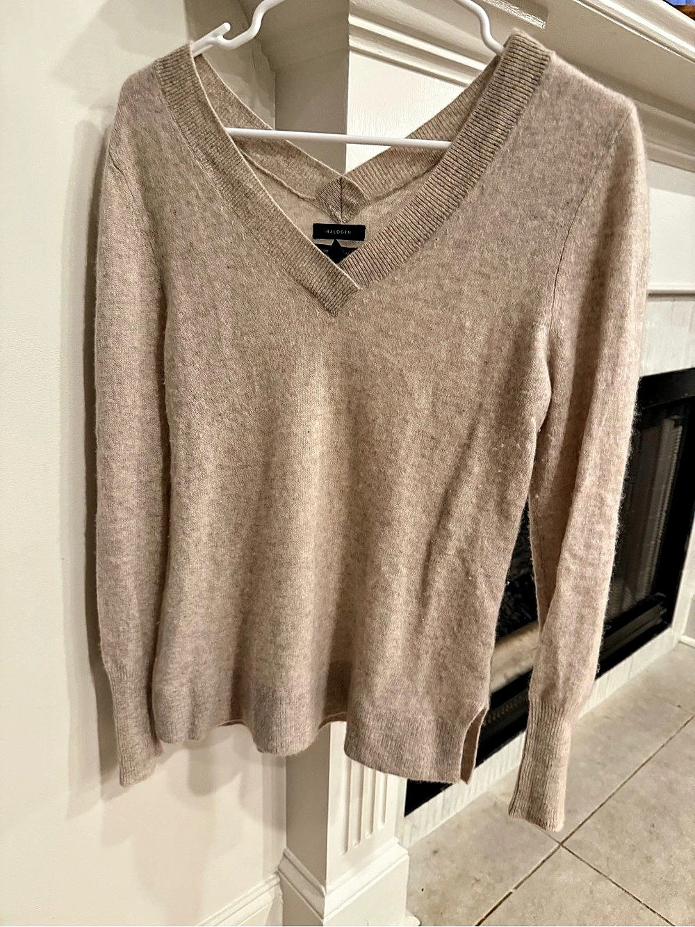 Halogen Cashmere V-Neck Sweater in Beige Size Medium